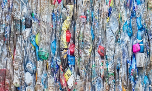 Rác thải nhựa và túi nylon có thể chuyển hóa thành nhiên liệu hữu ích. Ảnh: NanD_PhanuwatTH.