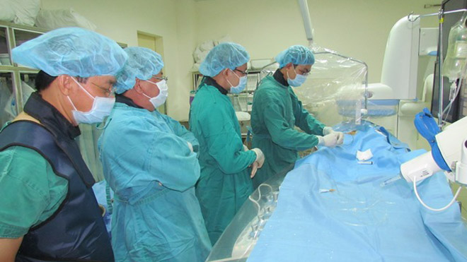 Ê kíp phẫu thuật Bệnh viện Nhân dân 115 thực hiện ca mổ đầu tiên sử dụng kỹ thuật thuyên tắc động mạch tuyến tiền liệt cho bệnh nhân. Ảnh do bệnh viện cung cấp.