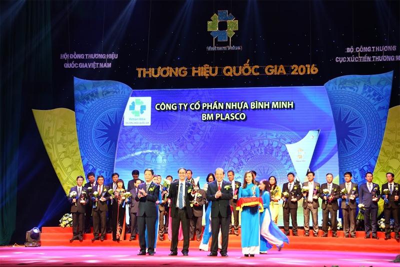 Ông Nguyễn Hoàng Ngân – Tổng Giám đốc Công ty Cổ phần Nhựa Bình Minh nhận biểu trưng và đại diện các doanh nghiệp phát biểu tại buổi lễ.