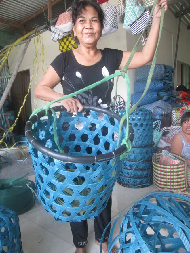 Bà Oanh với sản phẩm giỏ trạc làm bằng dây nhựa cứng /// Ảnh: Thanh Dũng