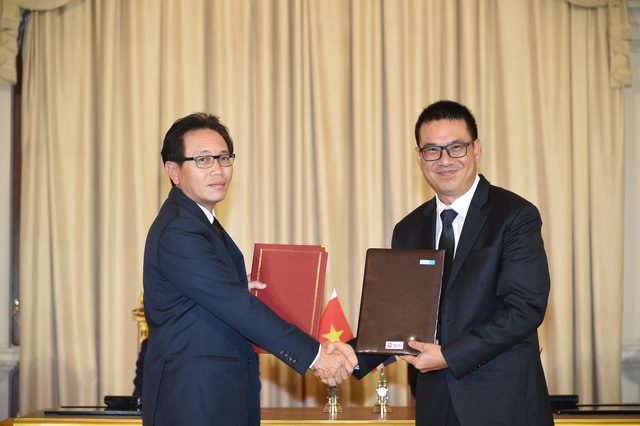  Tổng giám đốc PVN Nguyễn Vũ Trường Sơn và Chủ tịch kiêm Tổng giám đốc SCG Roongrote Rangsiyopash trao văn bản ký kết 