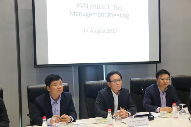  Tổng giám đốc PVN Nguyễn Vũ Trường Sơn và Phó Tổng giám đốc PVN Lê Mạnh Hùng trao đổi với lãnh đạo SCG về kế hoạch triển khai Dự án Long Sơn 
