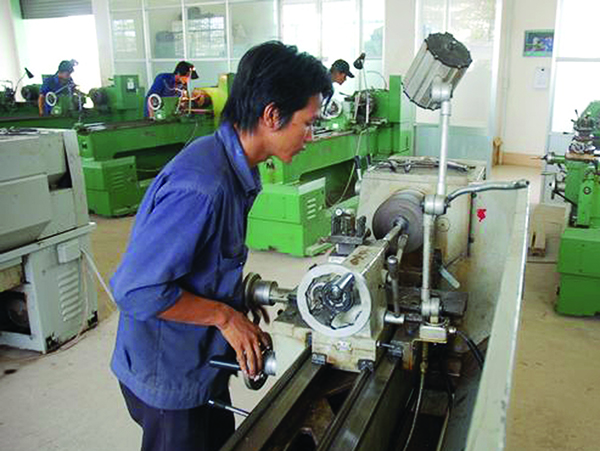 p/Nhiều lĩnh vực công nghiệp quan trọng của Việt Nam hoặc chưa được coi trọng hoặc đầu tư dàn trải, manh mún và tự phát. Ảnh: Cở sở gia công cơ khí Thành Đạt ở TP HCM.