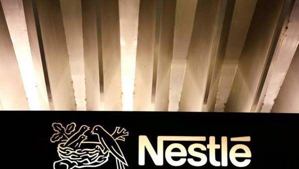 Biểu tượng của Nestle trên cổng vào trụ sở công ty ở Vevey, Thụy Sĩ ngày 18/2/2016. Ảnh: Pierre Albouy