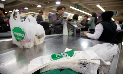 Túi nylon sẽ bị cấm hoàn toàn trong các hoạt động thương mại ở Chile. Ảnh: AFP.