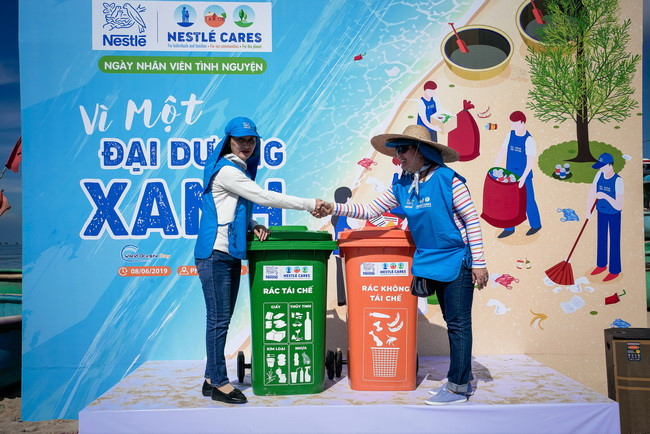 Bà Trương Bích Đào, Giám đốc Nhân sự Nestlé Việt Nam (bên phải) trao thùng phân loại rác cho đại diện lãnh đạo UBND thị trấn Phước Hải (H. Đất Đỏ, Bà Rịa – Vũng Tàu)