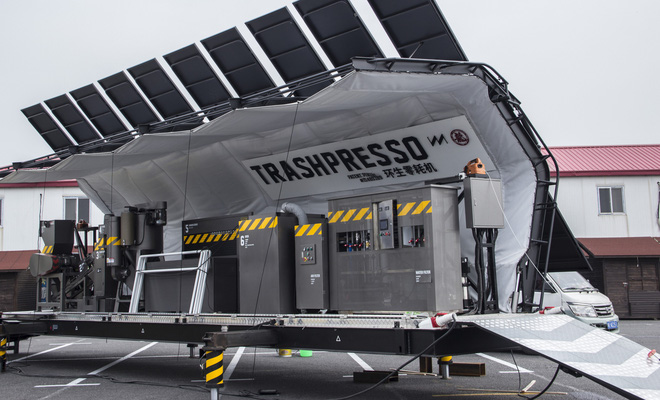 Mời bạn gặp gỡ Trashpresso, cỗ máy tái chế nhựa di động vận hành bằng năng lượng Mặt Trời - Ảnh 1.