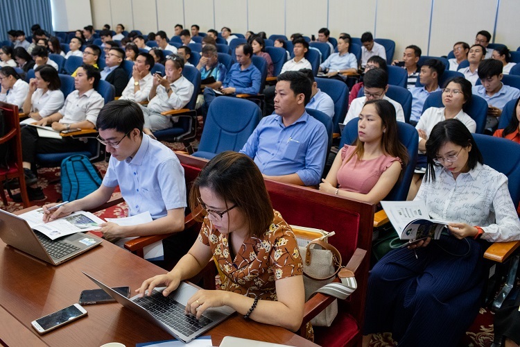 Khoảng 100 nhà đầu tư dự hội thảo giới thiệu tiềm năng cổ phiếu NHH hôm 7/11 tại TP HCM. Ảnh: Thành Nguyễn.