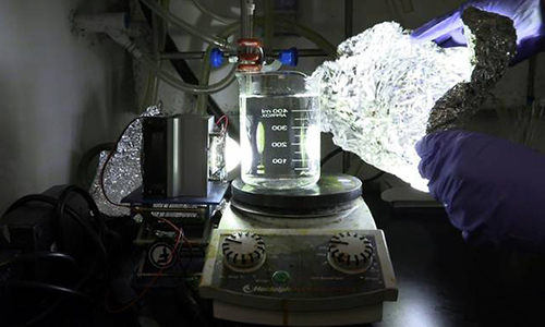 Ánh sáng nhân tạo có thể biến nhựa thành chất xúc tác để sản xuất điện. Ảnh: AFP.