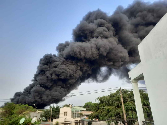Khói cuồn cuộn bốc lên cao trong vụ cháy xưởng sản xuất nhựa /// Ảnh: CTV