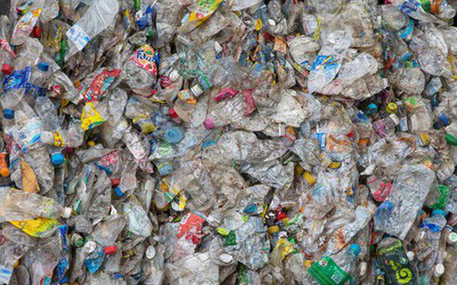 Giải quyết khủng hoảng rác nhựa bằng cách... chế ra một loại nhựa ...