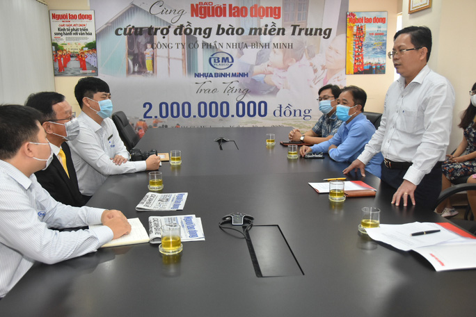 Thông qua Báo Người Lao Động, Công ty CP Nhựa Bình Minh ủng hộ đồng bào vùng lũ 2 tỉ đồng - Ảnh 1.
