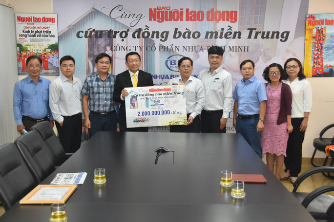 Thông qua Báo Người Lao Động, Công ty CP Nhựa Bình Minh ủng hộ đồng bào vùng lũ 2 tỉ đồng - Ảnh 2.