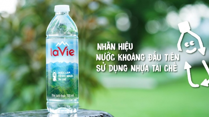 nhãn hiệu nước khoáng đầu tiên sử dụng chai nhựa tái chế
