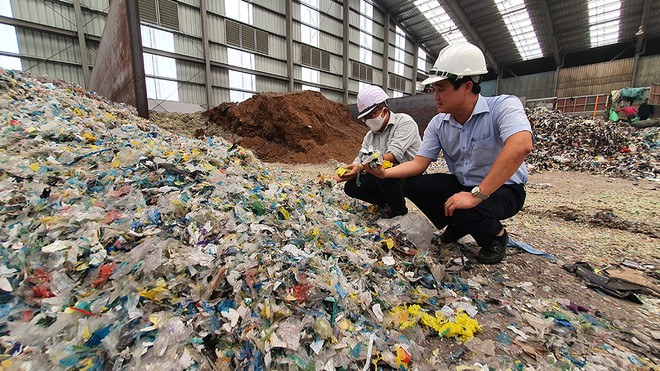 Nhà máy xi măng Bút Sơn ở Hà Nam đẩy mạnh đưa chất thải nhựa vào quá trình sản xuất xi măng /// Ảnh Lê Quân 
