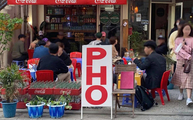 Chiếc ghế nhựa vỉa hè của Việt Nam giữa đất Seoul và bước chân người Việt sang nước Mỹ