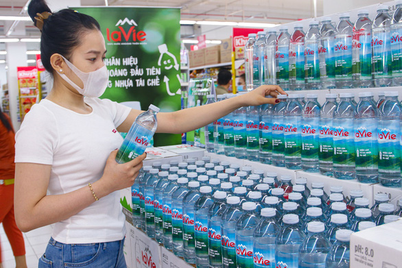 Chai nhựa tái chế: Xu hướng tiêu dùng xanh trong ngành nước đóng chai - Ảnh 1.