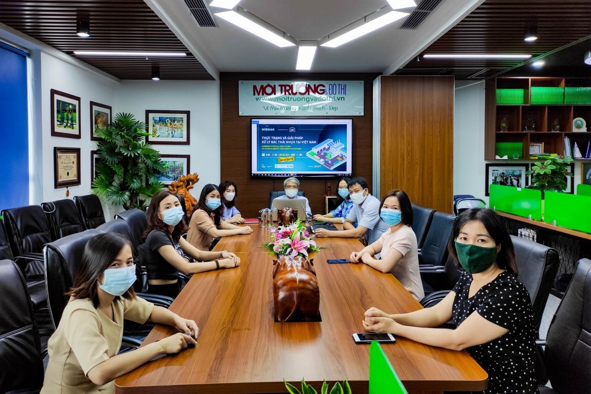 Các đại biểu, những người theo dõi Tọa đàm tại đầu cầu Chuyên trang Quản lý Môi trường (thuộc Tạp chí Môi trường và Đô thị Việt Nam).