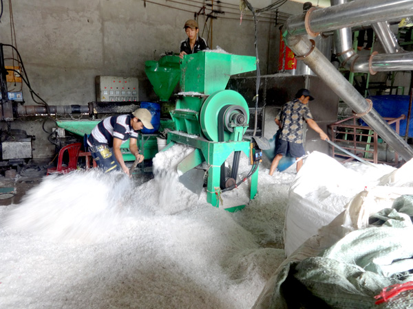Sản xuất hạt nhựa PP từ rác thải ny-lông tại một cơ sở tái chế trên địa bàn H.Cẩm Mỹ. Ảnh: Ban Mai