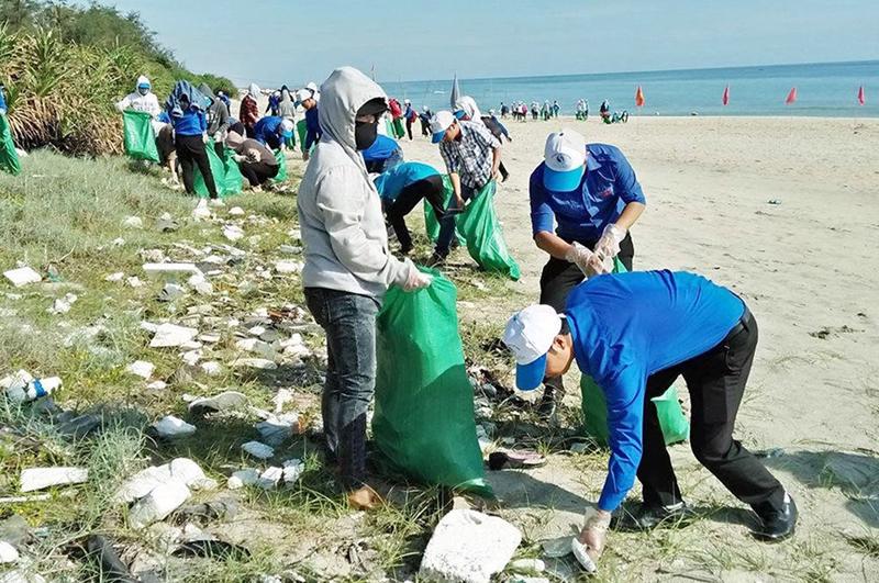 Tình nguyện viên nhặt rác làm sạch bãi biển.