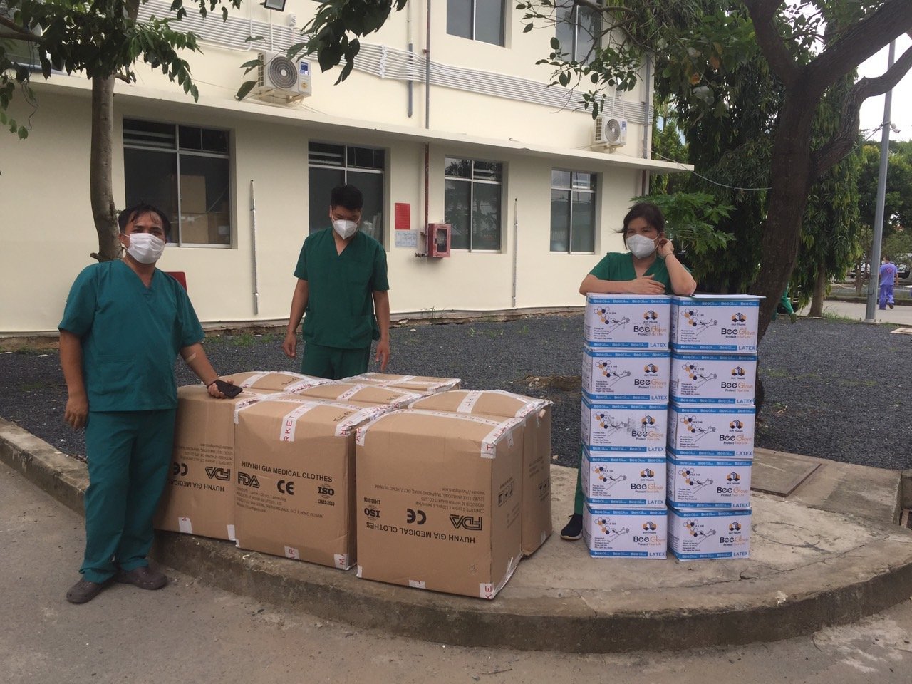 Nhựa Tiền Phong phía Nam trao tặng nhiều vật tư y tế cho các y bác sĩ của Bệnh viện Bạch Mai.