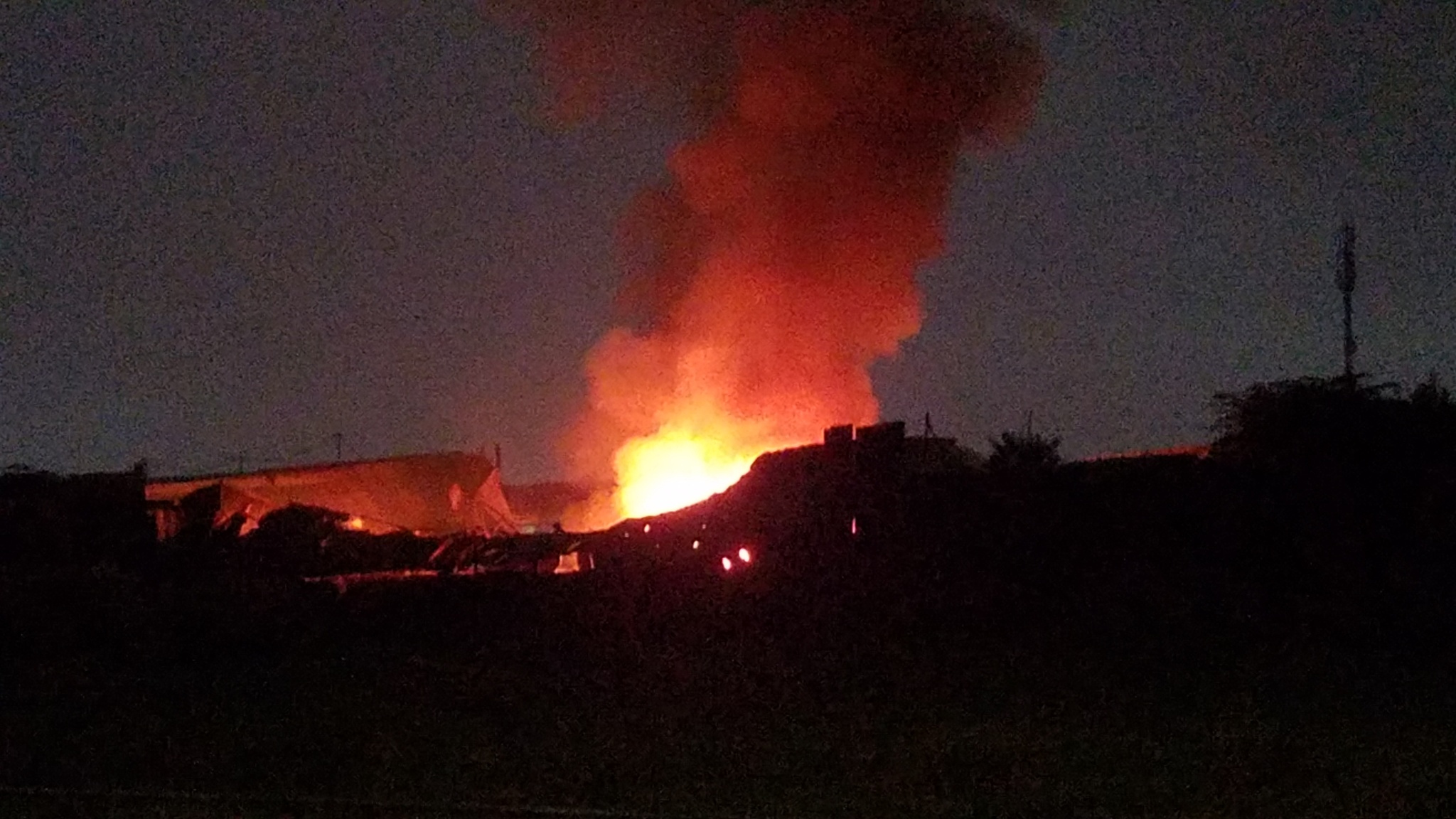 TP.HCM: Đám cháy xưởng nhựa ở Bình Chánh bùng phát lại sau khi được dập tắt - ảnh 1