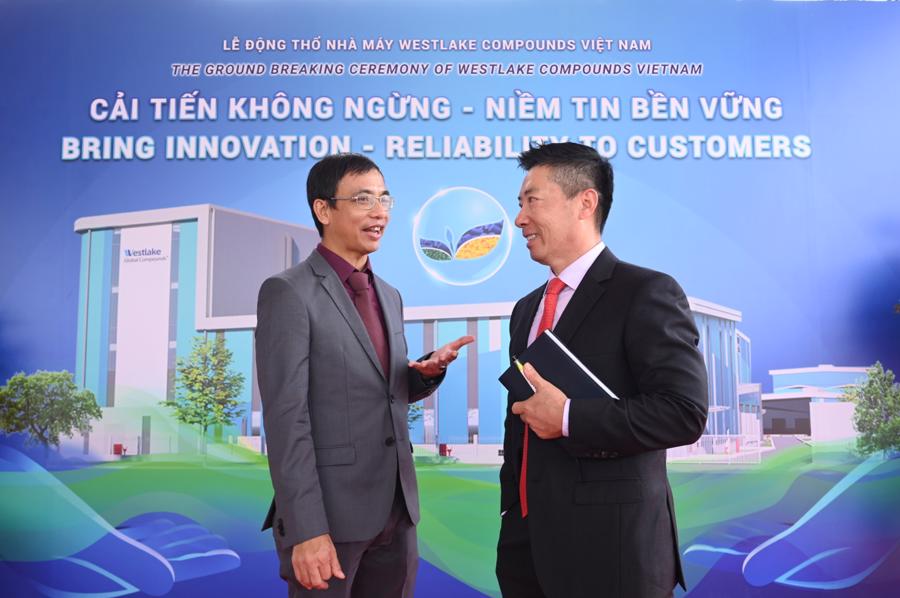 Ông Nguyễn Ngọc Vinh - Tổng giám đốc Westlake Compounds Việt Nam (bên trái) và ông Paul Pang - Phó Chủ tịch khu vực Châu Á (bên phải).