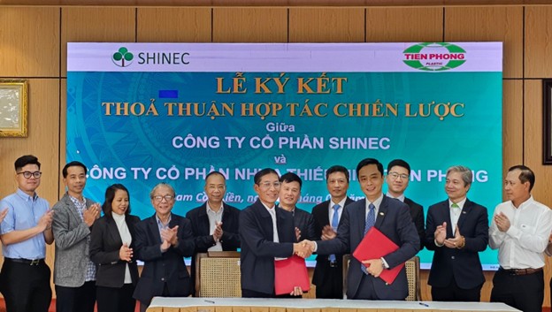 Đại diện Công ty CP Shinec (trái) và Công ty CP Nhựa Thiếu niên Tiền Phong (phải) ký kết thoả thuận hợp tác chiến lược