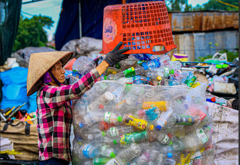 Người dân thôn Xà Cầu (xã Quảng Phú Cầu, huyện Ứng Hòa) thu gom, buôn bán phế liệu nhựa. Ảnh: Thúy Hà