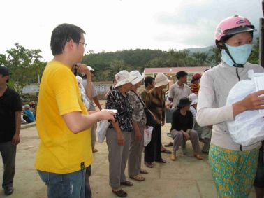 Đoàn từ thiện Hiêp hội Nhựa cứ trợ Đồng bào bị lũ lụt tại Phú Yên 2009