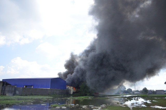 Khói bốc lên nghi ngút từ nhà xưởng