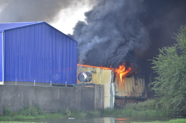 Một góc nhà xưởng bị cháy