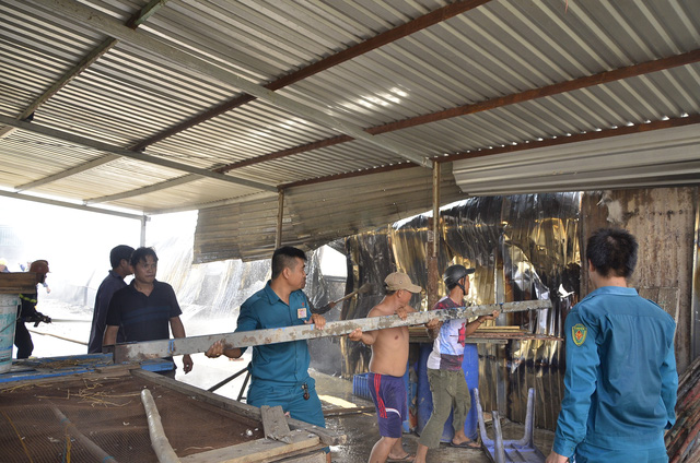 Phá tôn nhà xưởng để phun nước vào bên trong