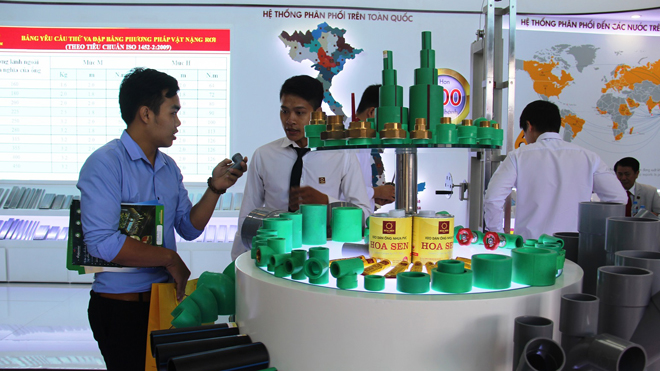 Nhân viên kinh doanh Tập đoàn Hoa Sen tận tình tư vấn cho khách tham quan triển lãm.