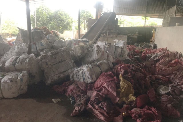 “Thách thức” quyết định xử phạt, cơ sở tái chế nhựa tiếp tục hành dân - 2