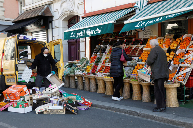 Pháp cấm dùng túi nhựa cho trái cây và rau quả - Ảnh 1.