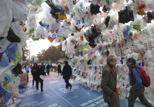 Chile chính thức cấm đồ nhựa dùng một lần để bảo vệ môi trường - Ảnh 1.