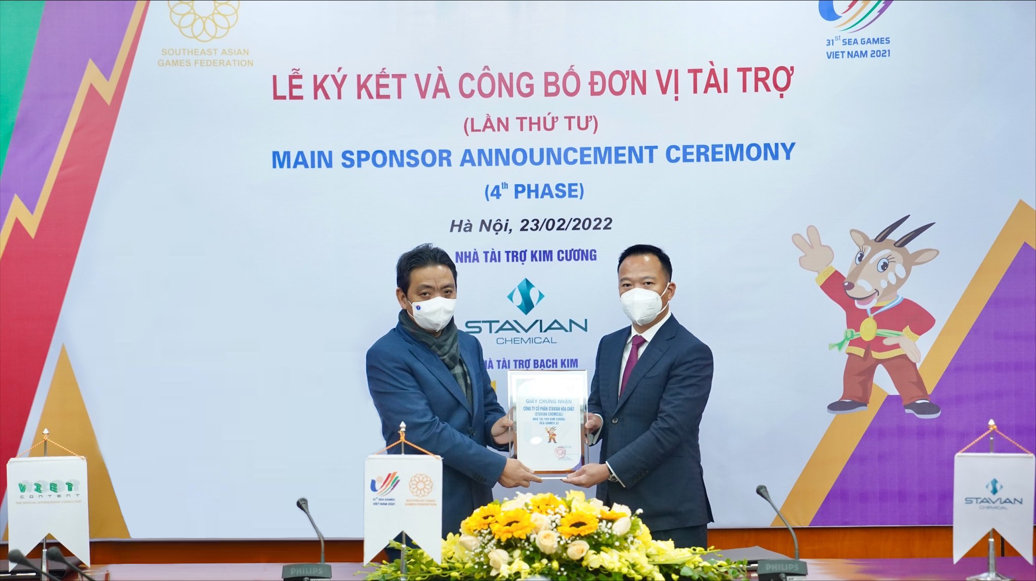 Ông Đinh Đức Thắng - Chủ tịch HĐQT Công ty Cổ phần Stavian Hóa chất nhận chứng nhận Nhà tài trợ Kim cương SEA Games 31.