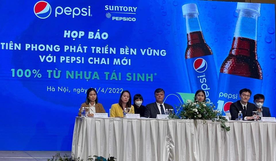 Đại diện lãnh đạo của Suntory PepsiCo Việt Nam lắng nghe ý kiến trao đổi của các nhà báo, đồng thời chia sẻ xoay quanh sản phẩm bao bì nhựa tái sinh.