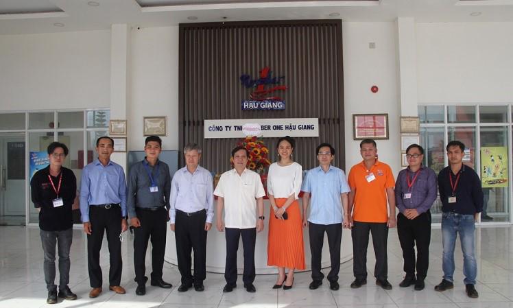 Đoàn cán bộ VCCI tron chuyến thăm thực tế tại Nhà máy Number One Hậu Giang.