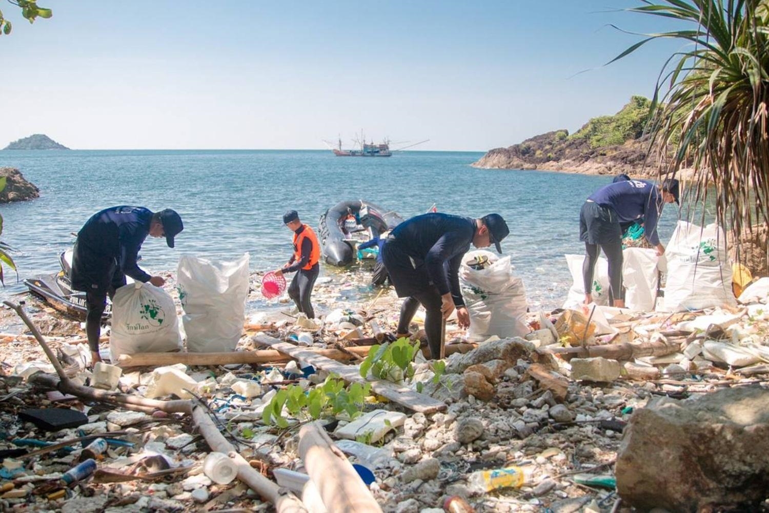 Các tình nguyện viên thu gom rác thải nhựa tại bờ biển Hat Klong Sone, đảo Koh Chang, Thái Lan
