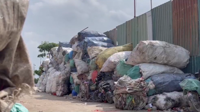 Sống chung với rác, bị tiếng ồn tra tấn ở làng tái chế nhựa phế thải - Ảnh 1.