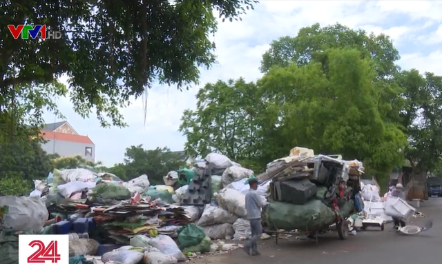 Sống chung với rác, bị tiếng ồn tra tấn ở làng tái chế nhựa phế thải - Ảnh 3.