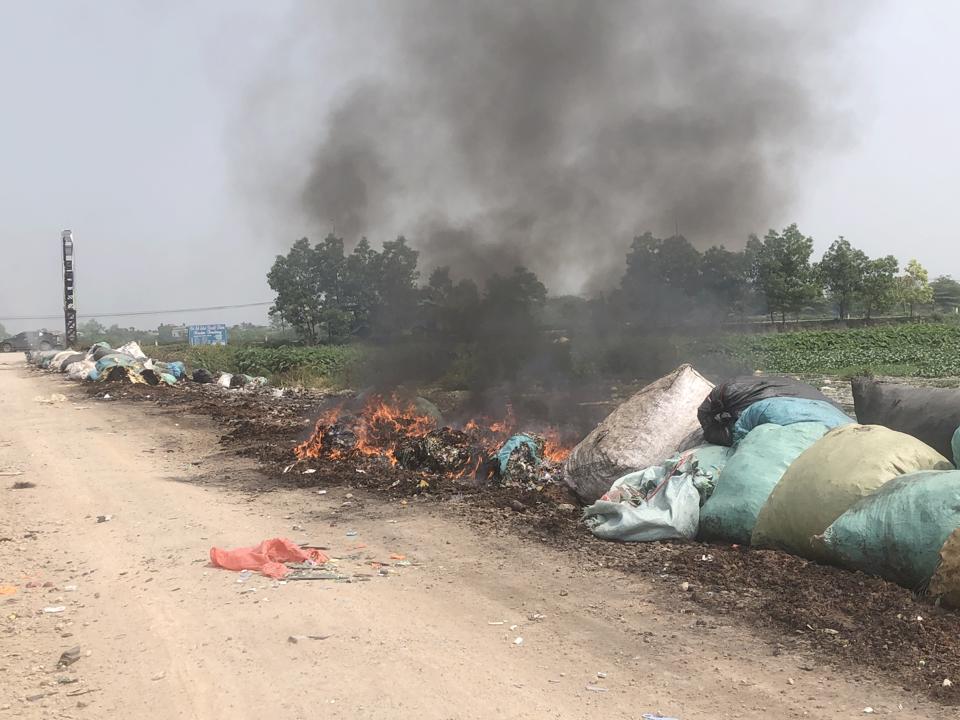 Phế phẩm bị đốt trộm, gây nguy hại đến môi trường tại xã Quảng Phú Cầu. Ảnh: Vũ Khoa 