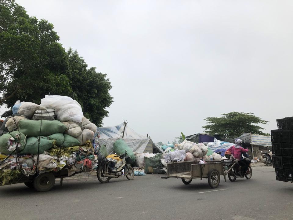 Hoạt động thu gom rác thải tái chế tại huyện Phúc Thọ