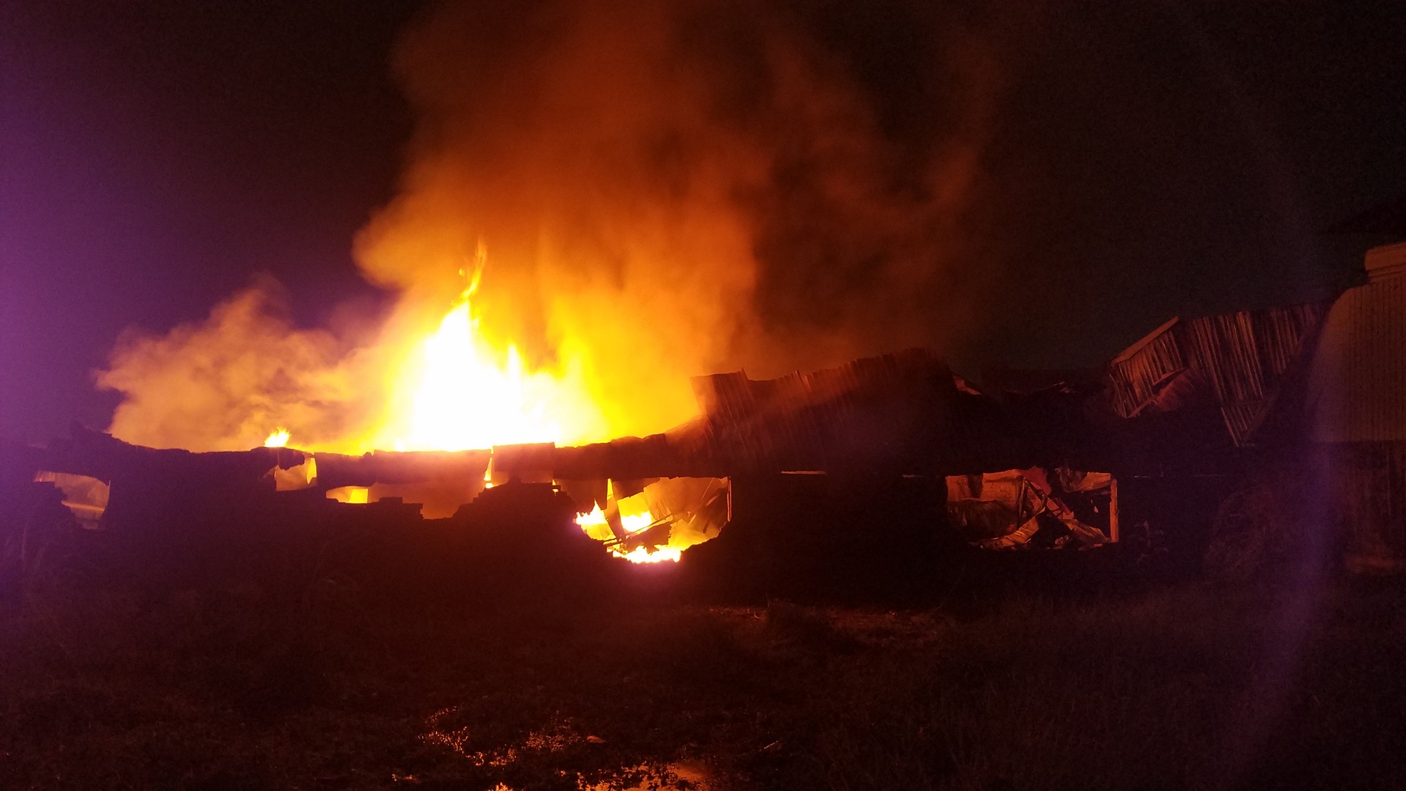 TP.HCM: Đám cháy xưởng nhựa ở Bình Chánh bùng phát lại sau khi được dập tắt - ảnh 2