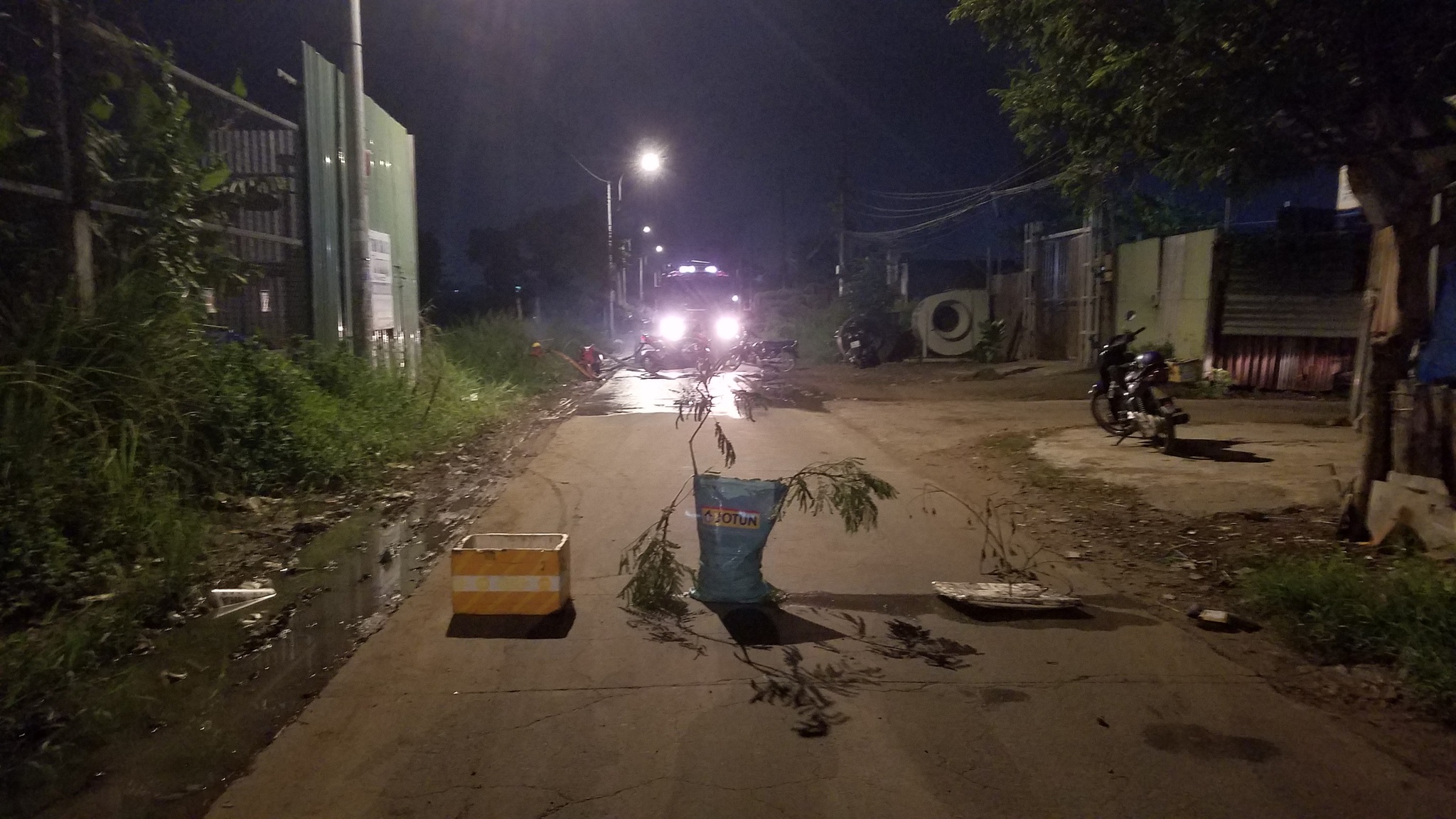 TP.HCM: Đám cháy xưởng nhựa ở Bình Chánh bùng phát lại sau khi được dập tắt - ảnh 3