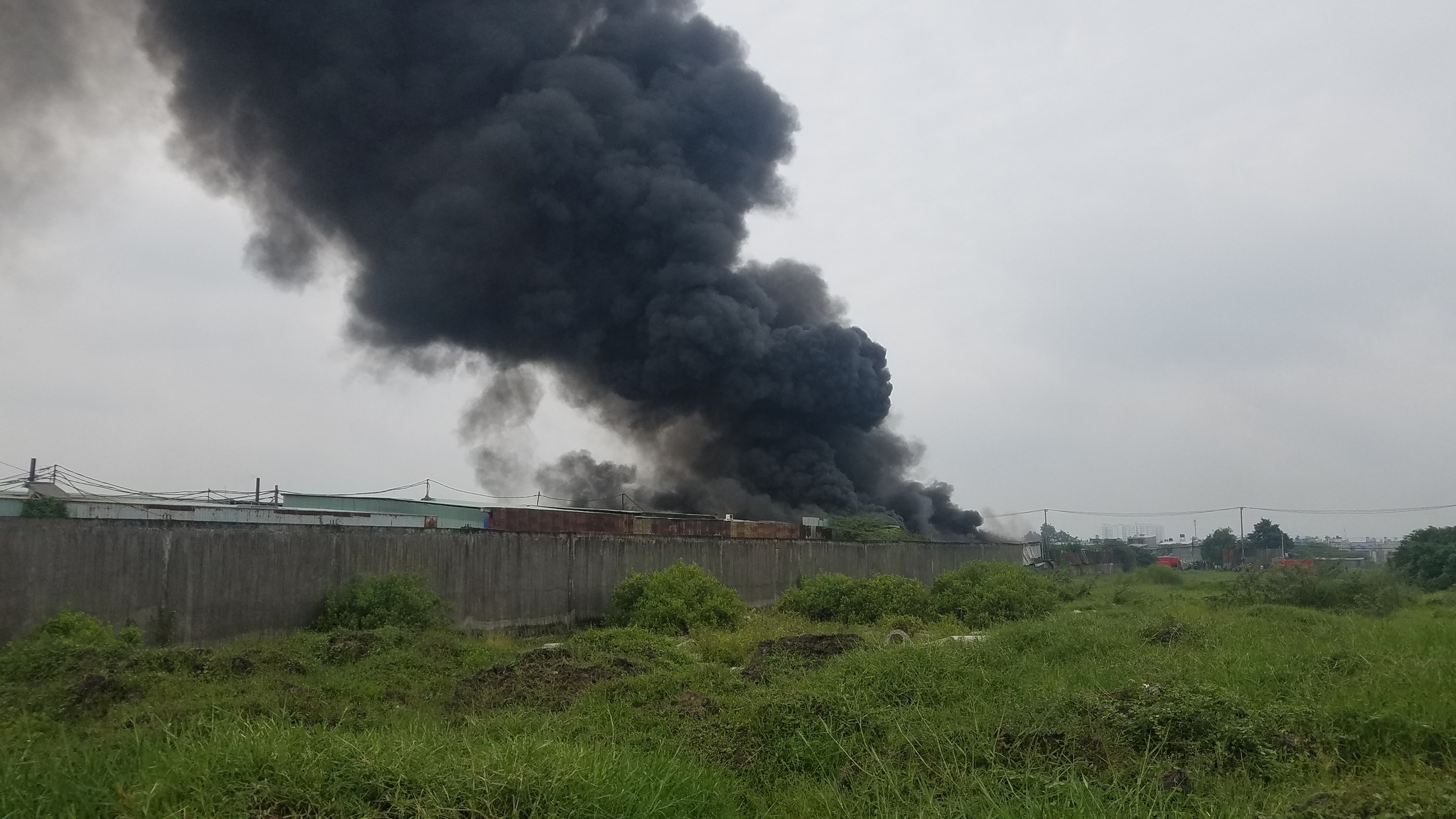 TP.HCM: Đám cháy xưởng nhựa ở Bình Chánh bùng phát lại sau khi được dập tắt - ảnh 4