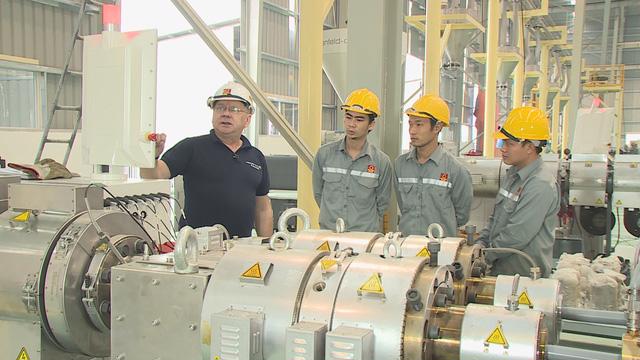 Chuyên gia nước ngoài hướng dẫn vận hành các thiết bị sản xuất tại nhà máy Ống Nhựa Hoa Sen Hà Nam.