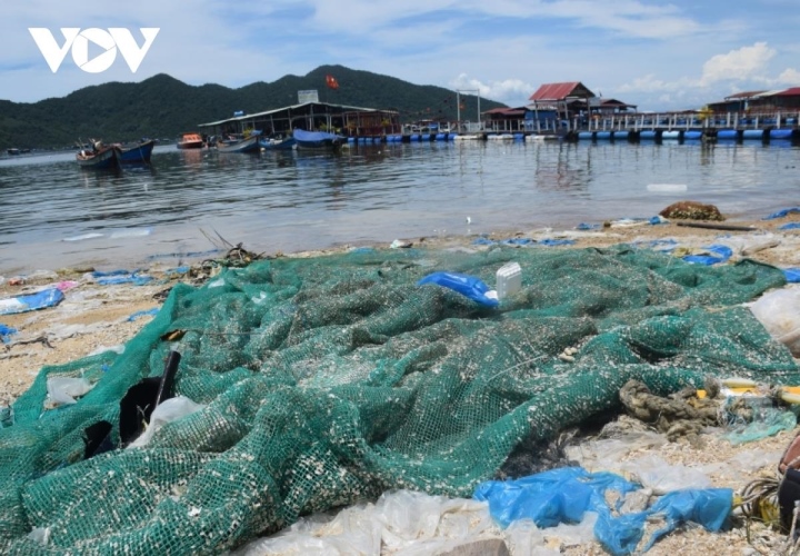 Rác thải nhựa bóp nghẹt biển miền Trung - 3